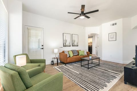 3BR CozySuites at Kierland Commons with pool #14 Condominio in Kierland