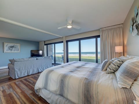 On the Beach Heated Pool Beachfront Condo Island House Condominiums Unit 113 Apartment hotel in North Padre Island