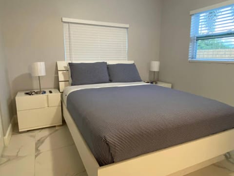 Mazor luxury one bedroom vacation Home House in Dania Beach