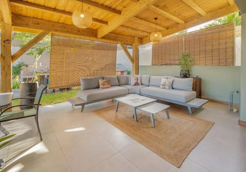 Patio, Living room