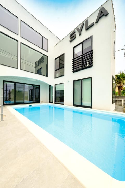 Property building, Day, Pool view, Swimming pool