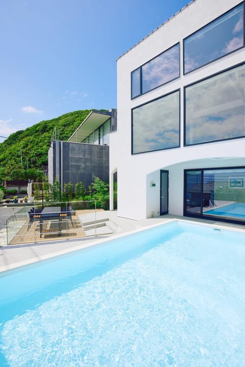 Property building, Day, Pool view, Swimming pool