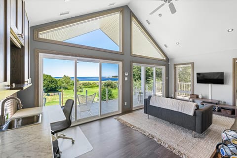 Sea La Vie 4 Bed Cottage with Ocean Views House in Prince Edward County