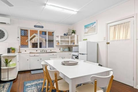 BeachBox - Stones Throw From The Beach House in Hervey Bay