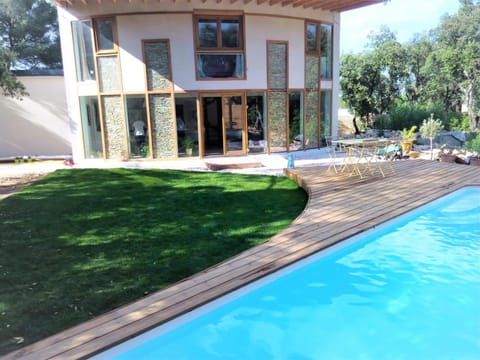 maison chaleureuse avec piscine House in Nimes