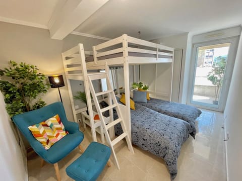 Bedroom, bunk bed