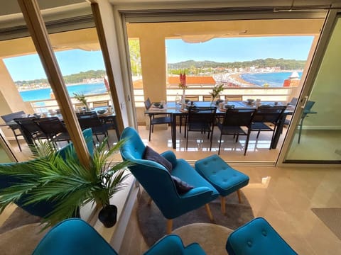 Living room, Dining area, Sea view