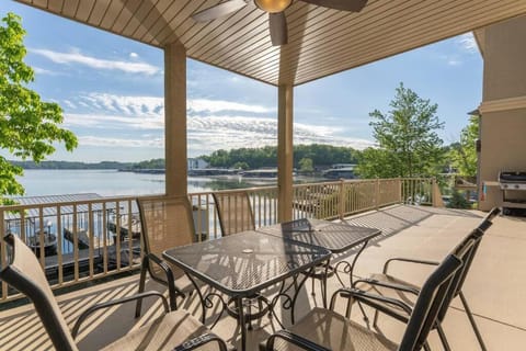 Highline Paradise Your Ultimate 4BR Relaxation Re House in Lake of the Ozarks
