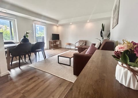 Living room, Dining area, Mountain view