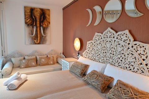 Bed, Photo of the whole room, Decorative detail, Bedroom