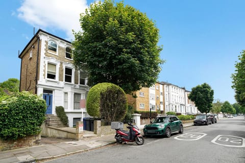 Property building, Day, Neighbourhood, Street view, Location