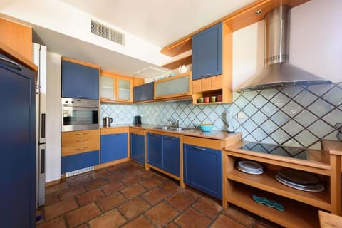 Kitchen or kitchenette, dishwasher, oven