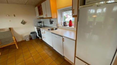 Coffee/tea facilities, dishwasher, oven, stove, kitchen