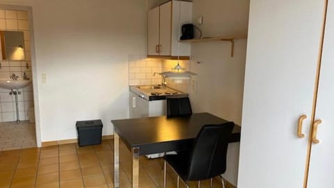 Kitchen or kitchenette, Dining area, Facility for disabled guests, stove, acessibility