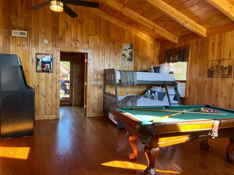 Splashtacular: Indoor Pool~Gorgeous Views~HotTub~GameRoom~Resort Chalet in Gatlinburg