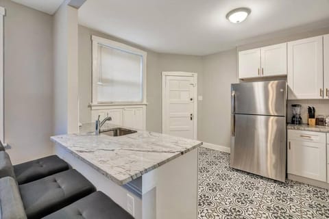 Beautiful Tower Grove Unit Recently Renovated 1N Haus in Tower Grove South