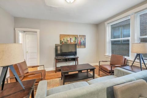 Beautiful Tower Grove Unit Recently Renovated 1N Haus in Tower Grove South