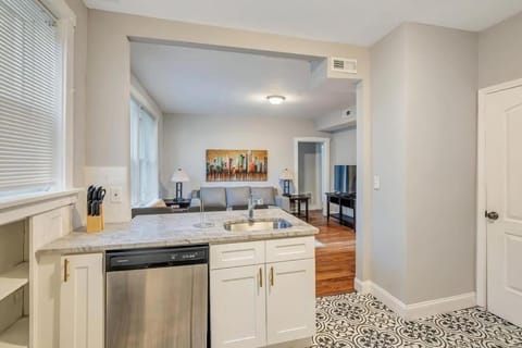 Beautiful Tower Grove Unit Recently Renovated 2S Haus in Tower Grove South