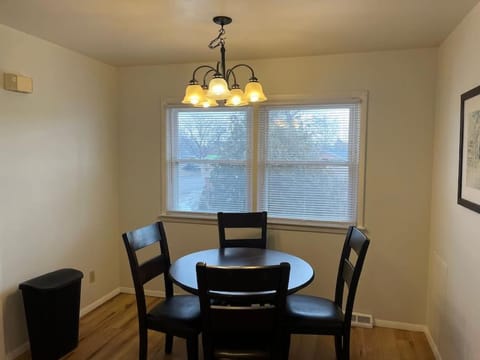 Prime Location Amazing Unit Close to Downtown - 2 queen beds Apartment in Springfield