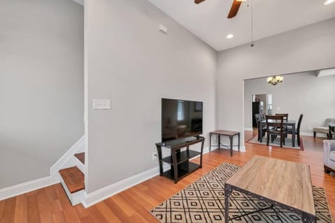 St Louis Tower Grove Two-Story Townhome Perfect for Groups Side B House in Saint Louis