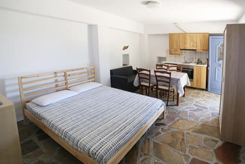 Kitchen or kitchenette, Photo of the whole room, Dining area, oven