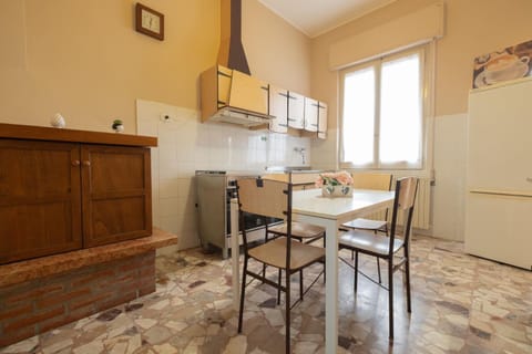 Kitchen or kitchenette, Dining area, oven, stove