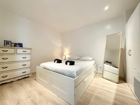 Bed, Photo of the whole room, Bedroom, hair dresser, wardrobe