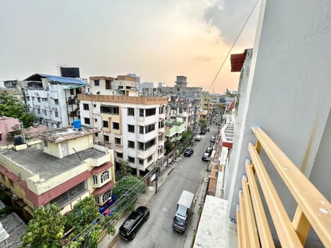 Property building, Day, Neighbourhood, Balcony/Terrace, City view, Street view, Location