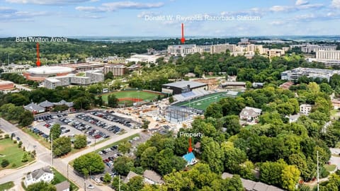 The Tailgater Walkable to U of A House in Fayetteville