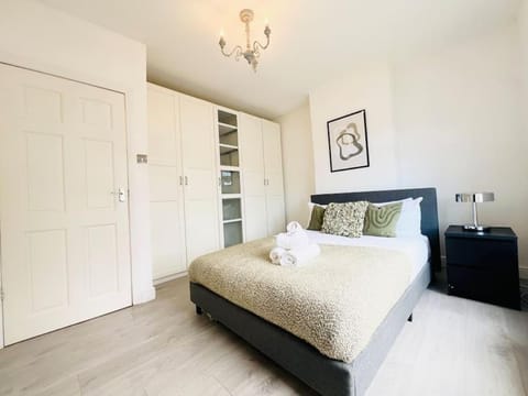 Bright & Airy - 2 Bed Apartment - 1 minute to Enfield Lock Station! Apartment in Enfield