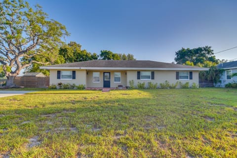 Clearwater Home with Fire Pit about 5 Mi to Beaches! House in Largo