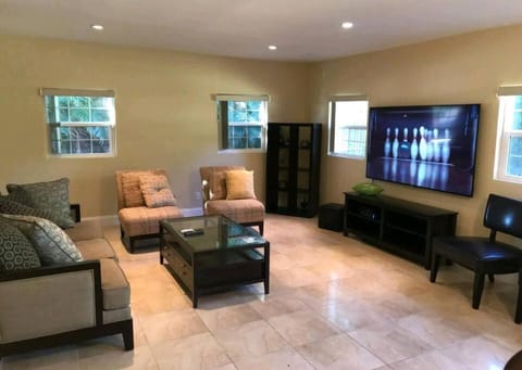 Spacious House - Close to Everything House in Lauderhill