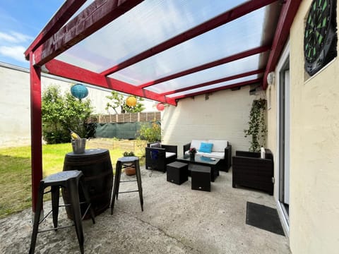 Patio, Day, Garden, View (from property/room), Balcony/Terrace, Living room, Seating area, Dining area, Garden view, pet friendly