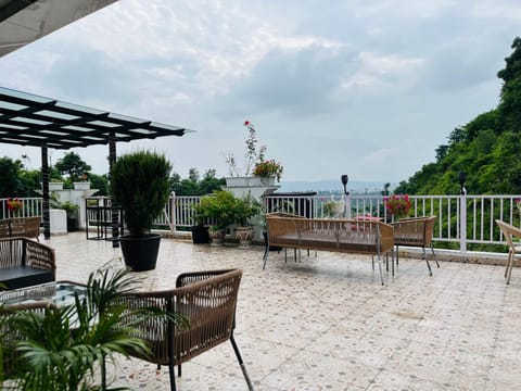 Patio, Natural landscape, Balcony/Terrace, Dining area, Mountain view