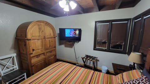 Bed, TV and multimedia, Bedroom