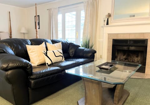 Cozy Villa 3 mins to Mohegan- Fully Stocked with King Bed & Fireplace- Jacuzzi, Saltwater Pools, Sauna Apartment in Norwich