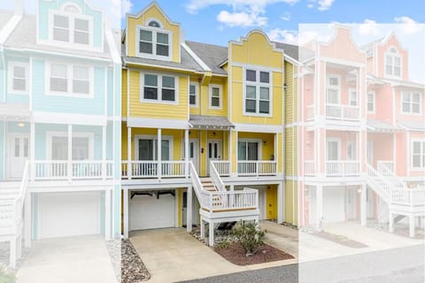 Property building, Street view, Quiet street view