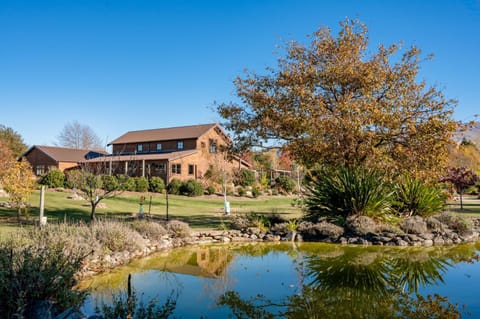 Property building, Day, Natural landscape, Garden, Garden, Garden view, Garden view