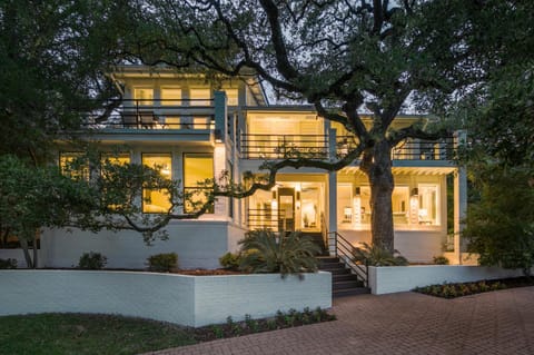 Contemporary Lake Austin Estate Near Downtown Villa in Lake Austin