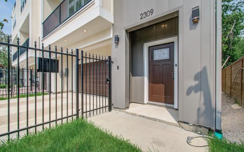 Rooftop Movie Oasis: 3bd - Games - Patio House in Houston