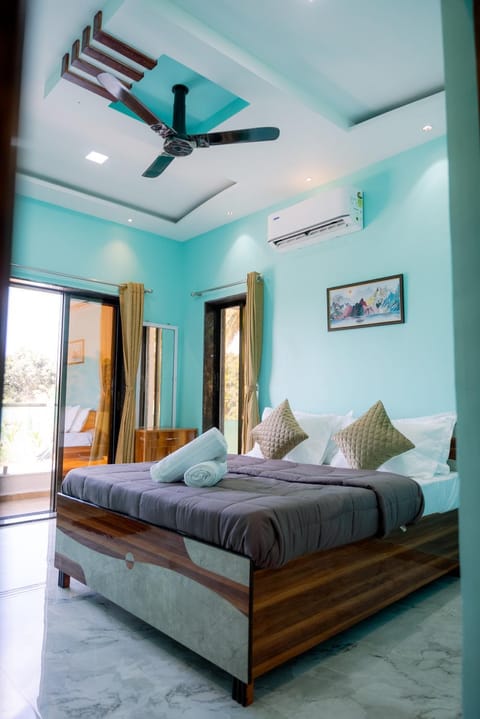 Bed, Photo of the whole room, Bedroom, air conditioner