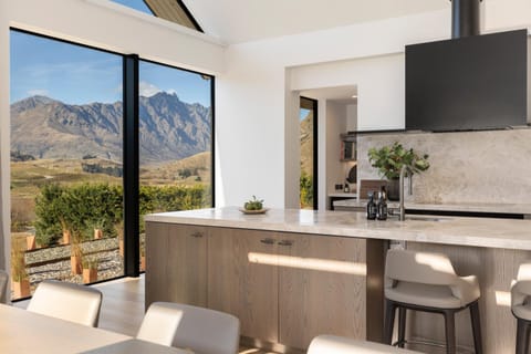 Natural landscape, Kitchen or kitchenette, Dining area, Mountain view