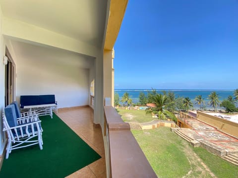 Patio, Day, Natural landscape, View (from property/room), Balcony/Terrace, Seating area, Beach, Evening entertainment, Sea view, sunbed