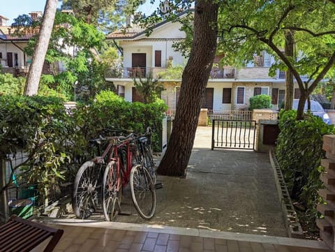 Charming apartment near the beach with four bikes Condo in Marina Romea