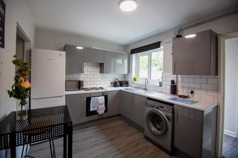 Kitchen or kitchenette, dishwasher, oven, toaster, washing machine