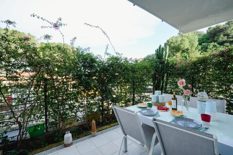 Patio, Spring, Day, Natural landscape, Garden, View (from property/room), Balcony/Terrace, Food and drinks, Dining area, Food, Garden view, Drinks
