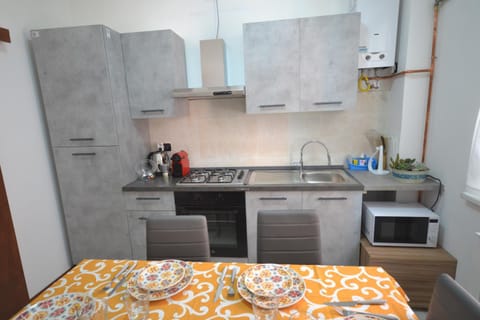 Kitchen or kitchenette, Dining area, oven, stove