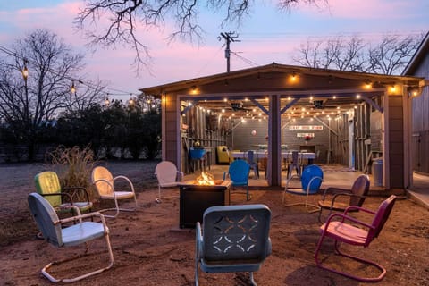 Whiskey Ginger - Wine Barn Fire Pit & More House in Fredericksburg