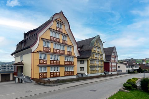 Property building, Facade/entrance, Neighbourhood, Street view, Location