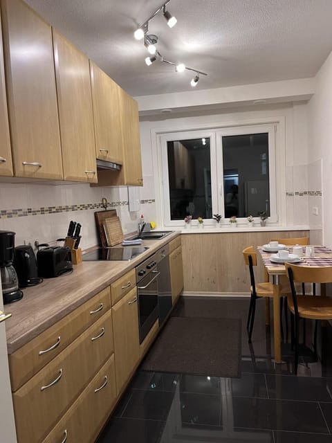 Kitchen or kitchenette, Dining area, dishwasher, oven, pet friendly, stove, toaster